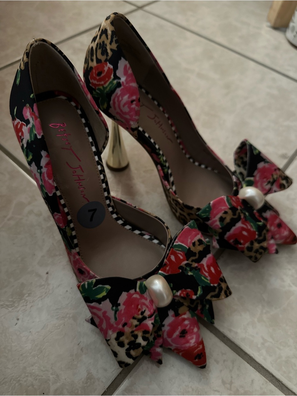 Betsey Johnson Floral Leopard Pearl Bow Pumps Heels Size 7 - Picture 3 of 5